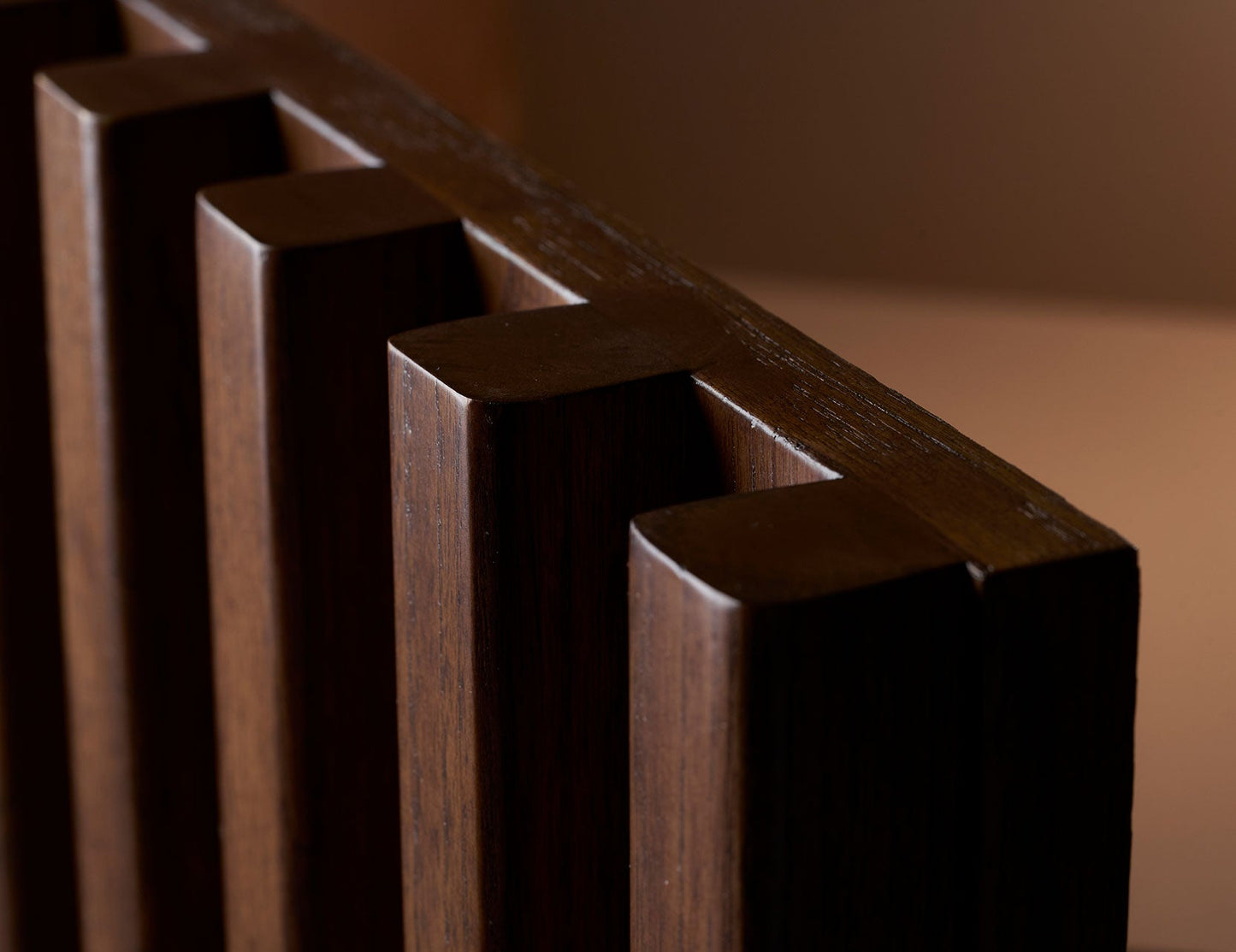Table basse en bois cannelé LOUVRE avec tiroir de rangement