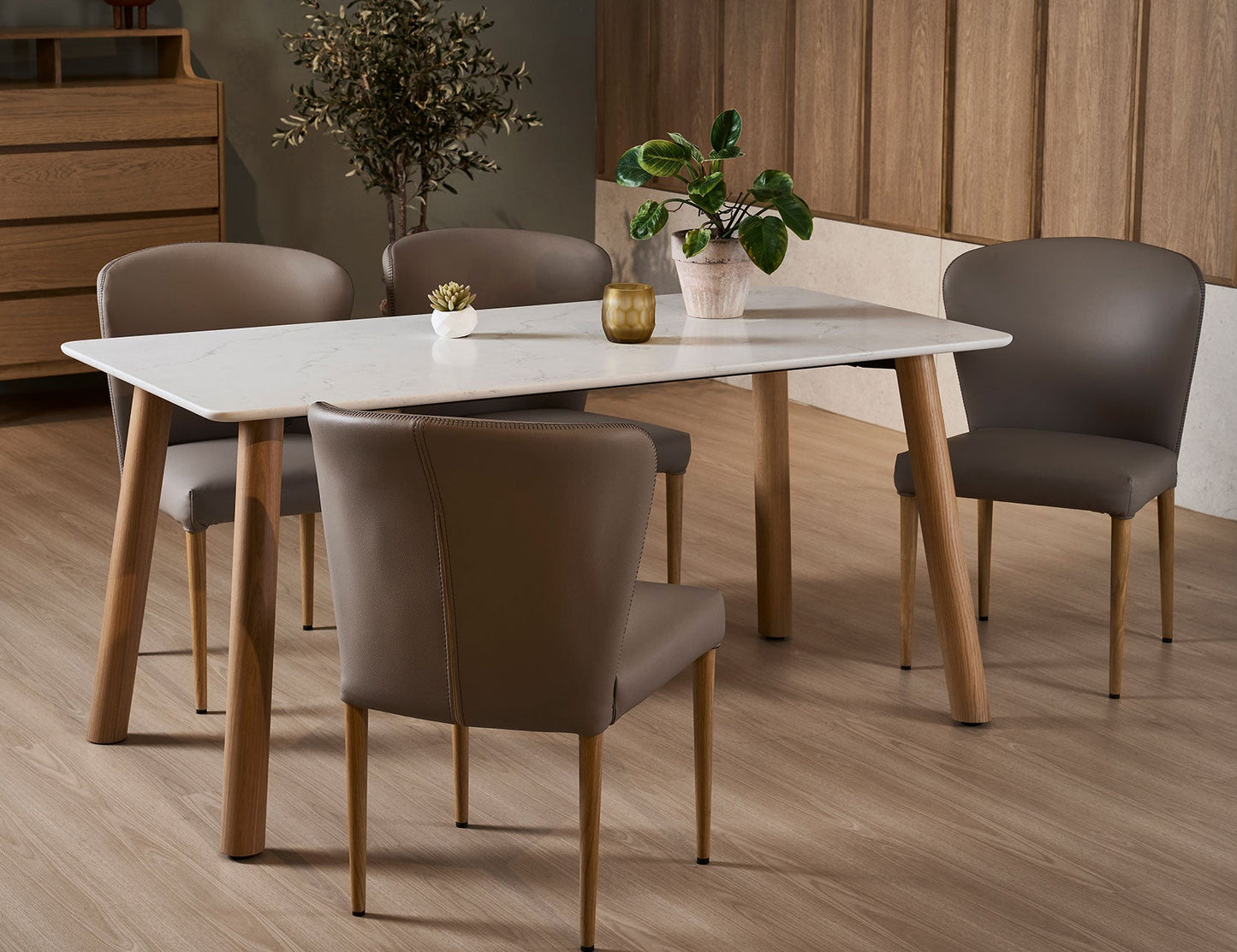 Table à manger BELA en quartz avec accents de marbre