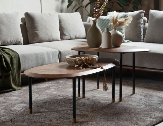 Table basse CELADON avec pieds en acier à pointes dorées