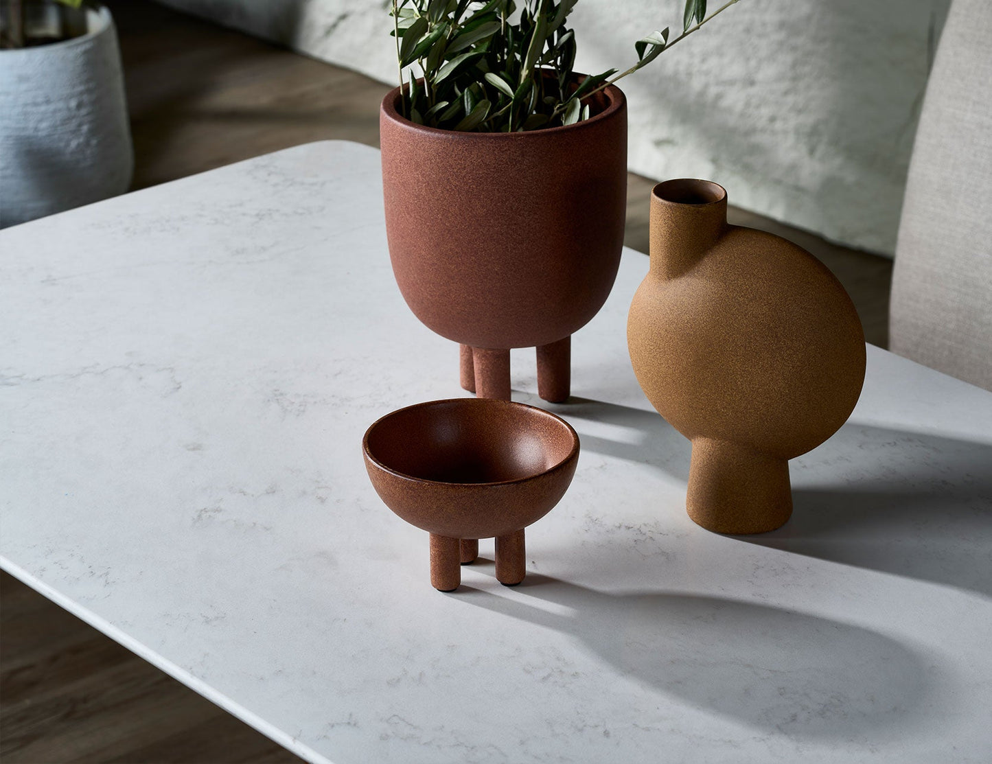 Table à manger KAY en quartz avec accents de marbre