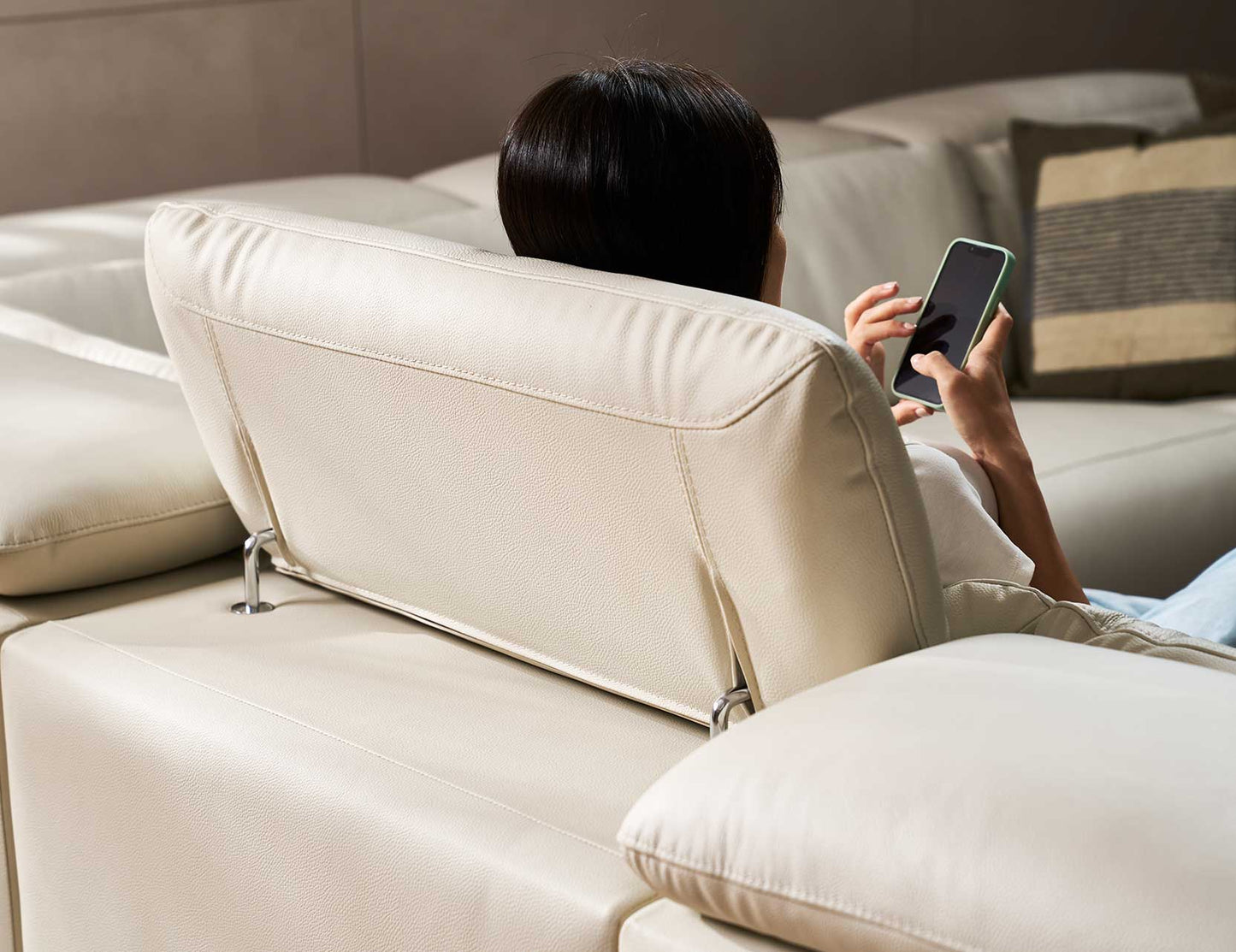 Canapé inclinable modulaire motorisé en cuir PHIL avec dossier et appui-tête en mousse souple