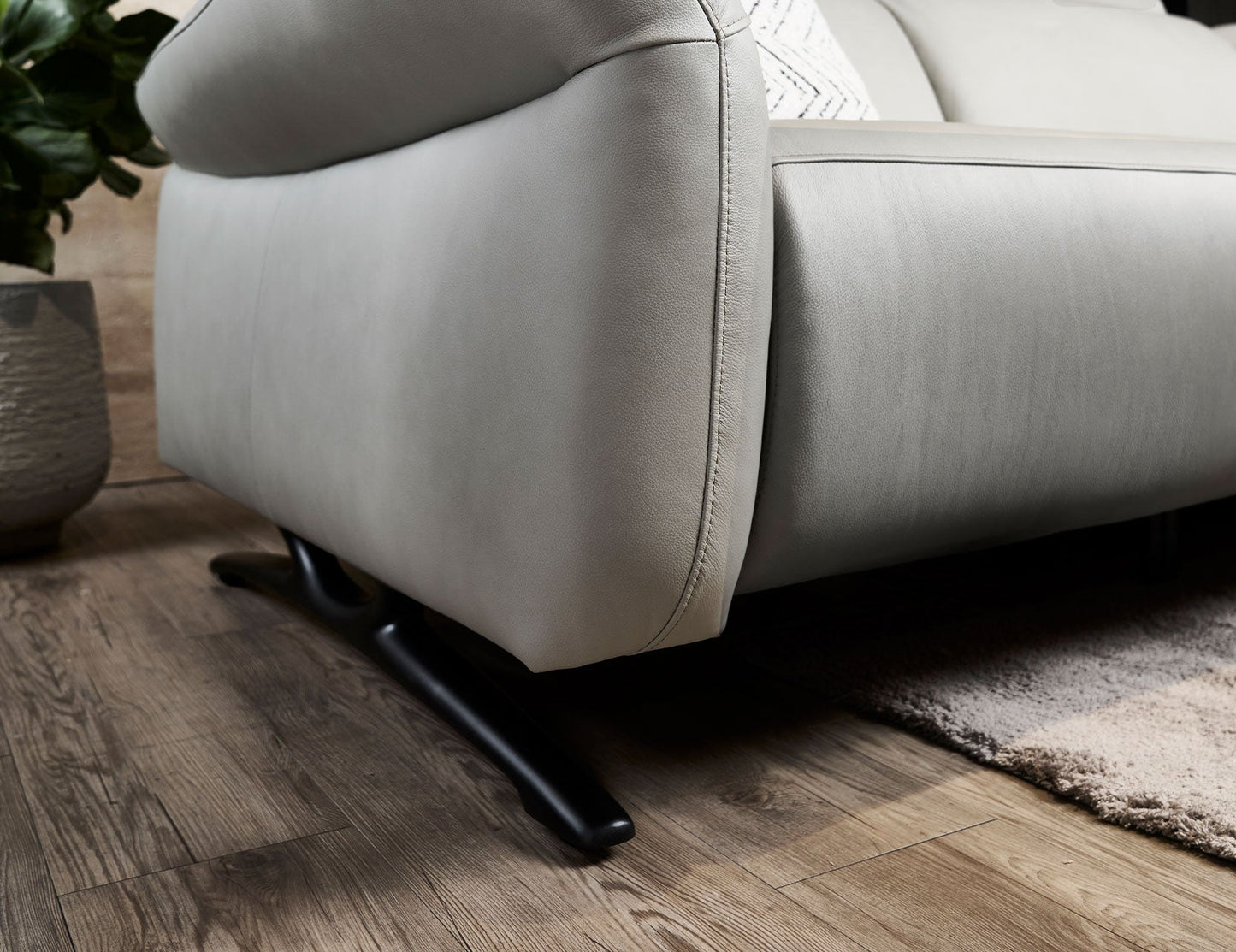 Canapé inclinable motorisé en cuir VISO avec appui-tête réglable